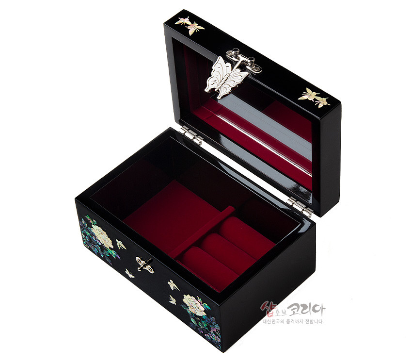 [텍스트: 샵오브코리아 대한민국의 품격까지 전합니다.] 흑색 옻칠 바탕 위 자개 상감 모란·나비 문양과 은빛 나비 금속 잠금장식, 내부 붉은 비단 느낌 안감 구성 보석함 이미지 설명