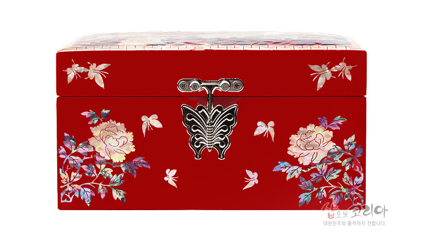 [텍스트: 샵오브코리아 대한민국의 품격까지 전합니다.] 붉은 옻칠 바탕 위 자개 상감으로 모란과 나비, 새 문양을 장식하고 금속 나비 잠금장식을 더한 직사각 나전칠기 보석함 정면 이미지