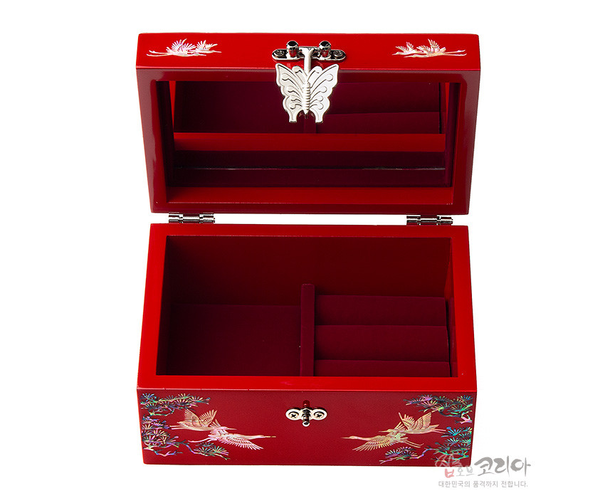 [텍스트: 샵오브코리아 대한민국의 품격까지 전합니다.] 적색 옻칠 바탕에 자개 상감으로 송학과 소나무 문양 장식, 내부 구획과 은빛 나비 금속 잠금장치가 조화를 이룬 직보석함 구성