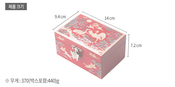 [텍스트: 제품 크기, 9.4cm, 14cm, 7.2cm, ※ 무게: 370(박스포함:440)g] 적색 옻칠 바탕에 자개 상감으로 송학, 소나무, 만월 문양을 장식한 직사각 금속잠금 보석함 이미지 설명