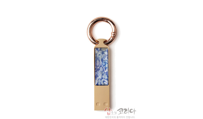[텍스트: 샵오브코리아 대한민국의 정갈까지 전합니다.] 금속 바디에 청색 계열 자개로 구름·용 문양을 장식한 일체형 USB 열쇠고리 디자인