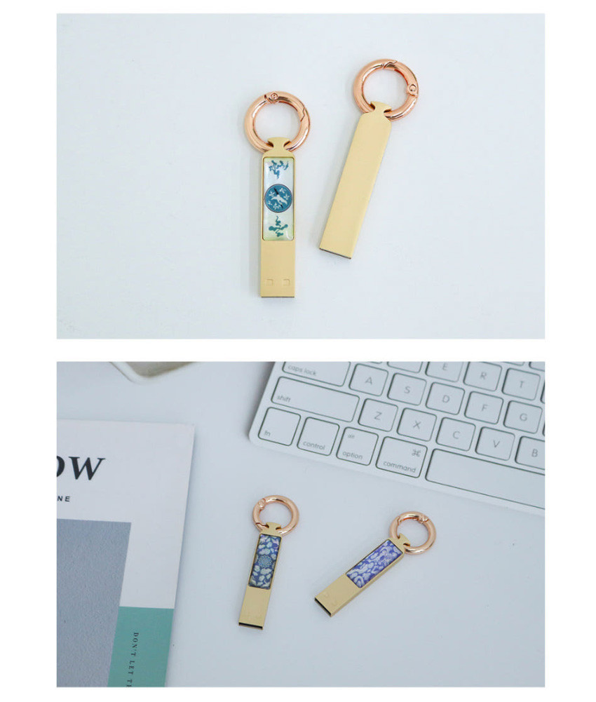 금속 바디 위 청자색 계열 자개 상감 처리, 구름·학 및 추상 문양 장식과 로즈골드 톤 링이 어우러진 열쇠고리형 USB 디자인