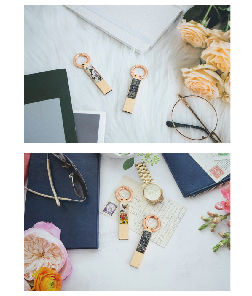 금속 바디 위 청자색 자개 상감 처리와 구름·학 문양이 돋보이는 열쇠고리형 USB 메모리 배치 이미지 구성