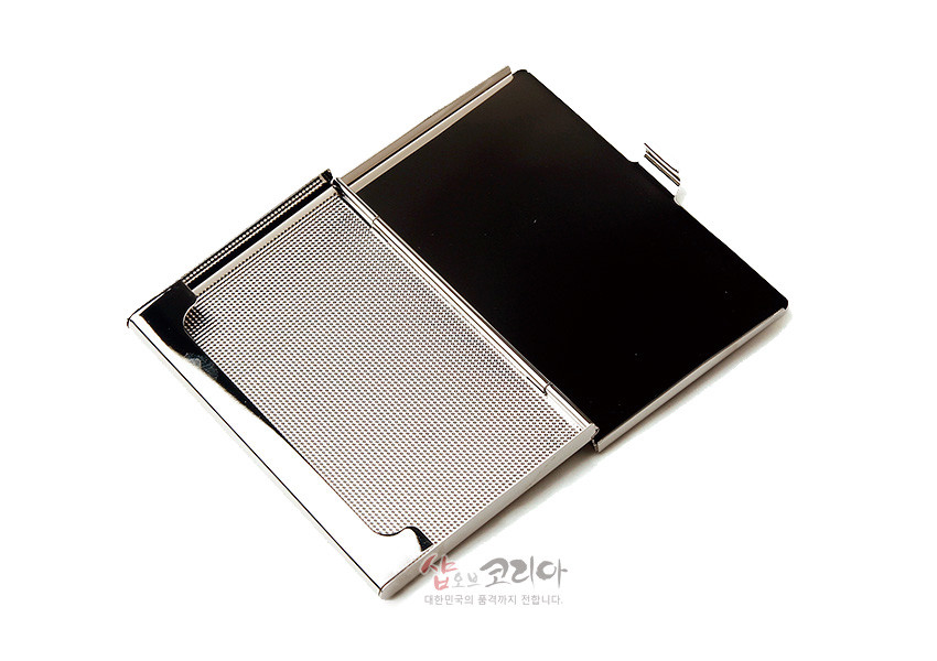 [텍스트: 샵오브코리아 대한민국의 품격까지 전합니다.] 은은한 펄감의 실버 메탈 재질, 미세 망사 패턴 내피와 블랙 광택 외피가 대비되는 슬림 명함케이스 디자인