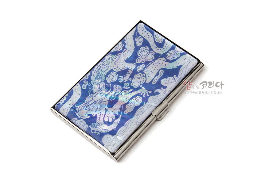 [텍스트: 샵코리아 대한민국의 품격까지 전합니다] 청색 바탕 위 자개 상감 기법으로 구름과 용 문양을 표현한 금속 명함케이스 디자인