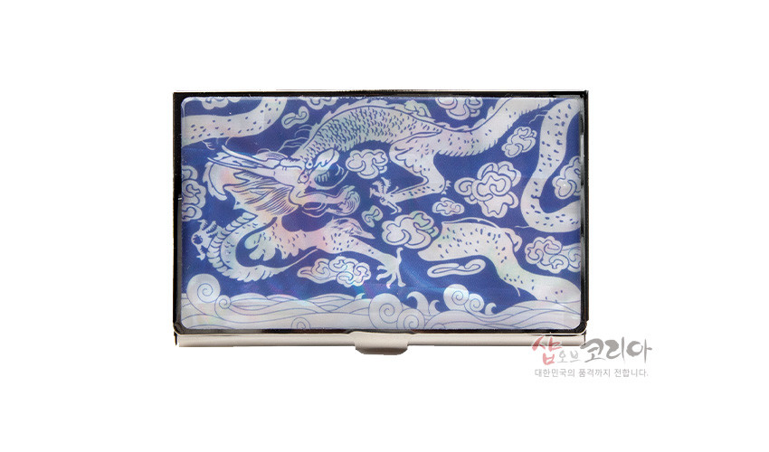 [텍스트: 샵오브코리아 대한민국의 품격까지 전합니다.] 청색 바탕 위 자개 상감 기법으로 구름과 용 문양을 표현한 금속 명함케이스 디자인 이미지