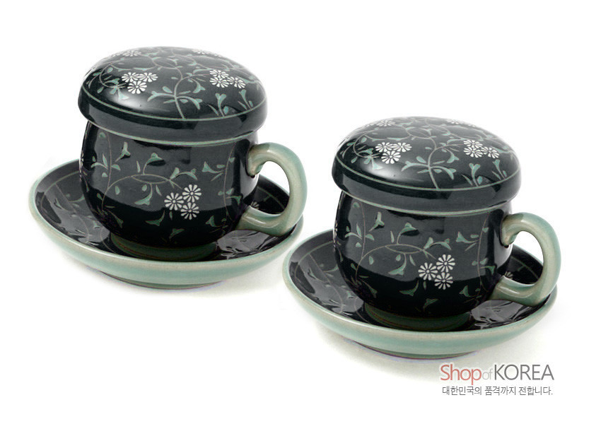 [텍스트: Shop of KOREA / 대한민국의 품격까지 전합니다.] 짙은 흑유 바탕에 백색 국화와 연녹색 덩굴무늬를 상감한 뚜껑잔과 받침으로 구성된 도자기 다기잔 2인 세트 이미지 설명