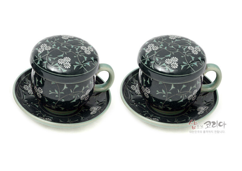 [텍스트: 샵오브코리아 대한민국의 문화를 세계가 전합니다.] 짙은 흑유 바탕에 백색 국화와 연녹색 덩굴무늬를 상감한 뚜껑과 받침이 있는 2인용 도자기 다기잔 세트 이미지 설명