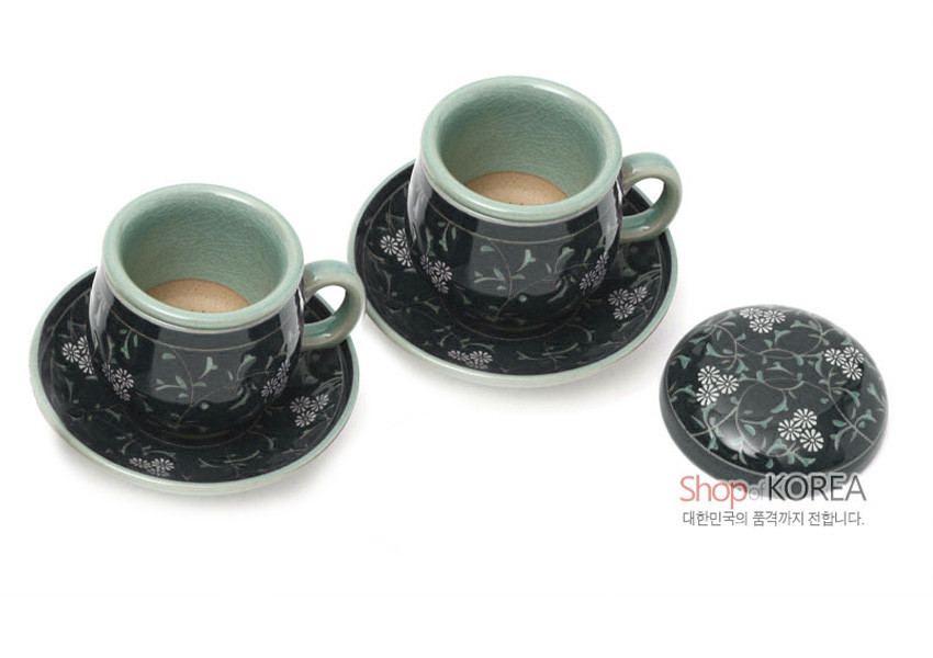 [텍스트: Shop KOREA 대한민국의 품격까지 전합니다.] 짙은 흑유 바탕에 백색 국화와 연녹색 덩굴무늬를 상감한 청자 다기잔, 받침, 뚜껑 세트 구성