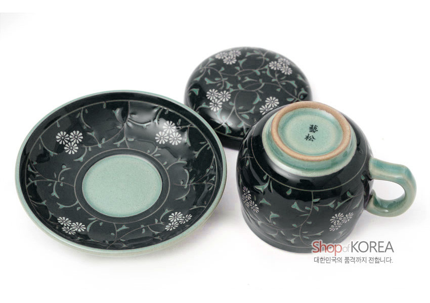 [텍스트: Shop of KOREA, 대한민국의 품격까지 전합니다., 齊松] 짙은 흑유 바탕 위에 백색 국화와 연녹색 덩굴무늬를 상감한 청자 다기잔과 받침, 뚜껑 세트 구성