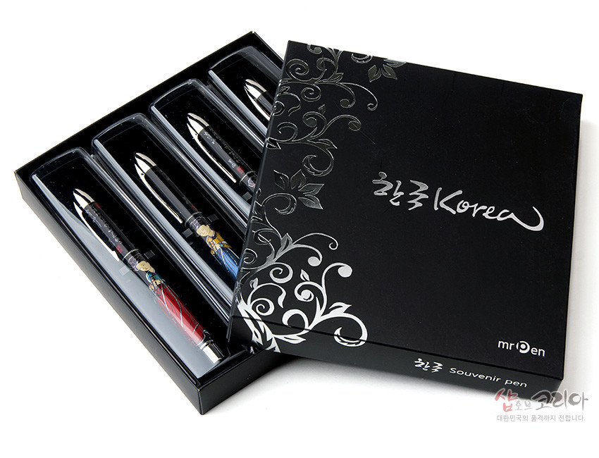 [텍스트: Korea, 한글 Korea, Souvenir pen, mr pen] 검은 옻칠 느낌 바탕과 은빛 꽃넝쿨 문양 상자, 자개 기법 신윤복 미인도와 붉은색·청색 한복 문양이 장식된 금속 볼펜 4종 세트 이미지