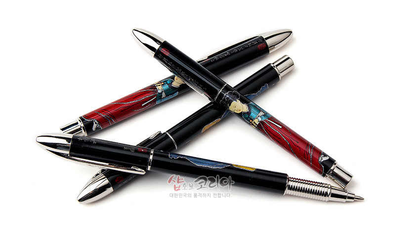 [텍스트: 샵오브코리아 대한민국의 품격까지 전해집니다.] 검은 옻칠 바탕 위 자개 기법으로 표현된 신윤복 미인도 인물과 붉은색·청색 한복 문양, 금속 광택 장식이 어우러진 볼펜 디자인 이미지 설명