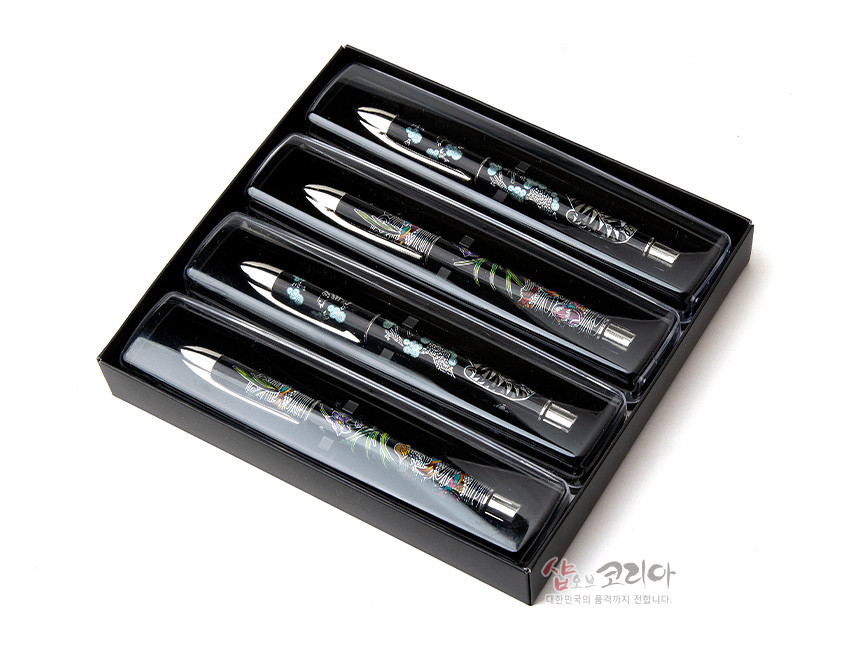 [텍스트: 샵오브코리아 대한민국의 품격까지 전합니다.] 흑색 바탕에 옻칠 처리 후 호랑이·까치·원앙 등 전통 문양을 자개 상감하고 은색 금속 장식을 더한 4종 볼펜 세트 이미지