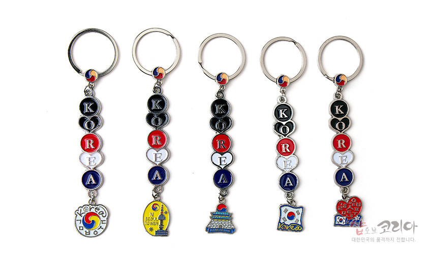 [텍스트: KOREA, N SEOUL TOWER, KOREA, 남산서울타워, SHOP OF KOREA, 대한민국의 품격까지 전합니다.] 금속 소재에 태극 색상 에나멜 입힌 알파벳 장식과 서울 타워, 궁궐, 태극기, 하트 문양 펜던트가 달린 열쇠고리 5종 구성
