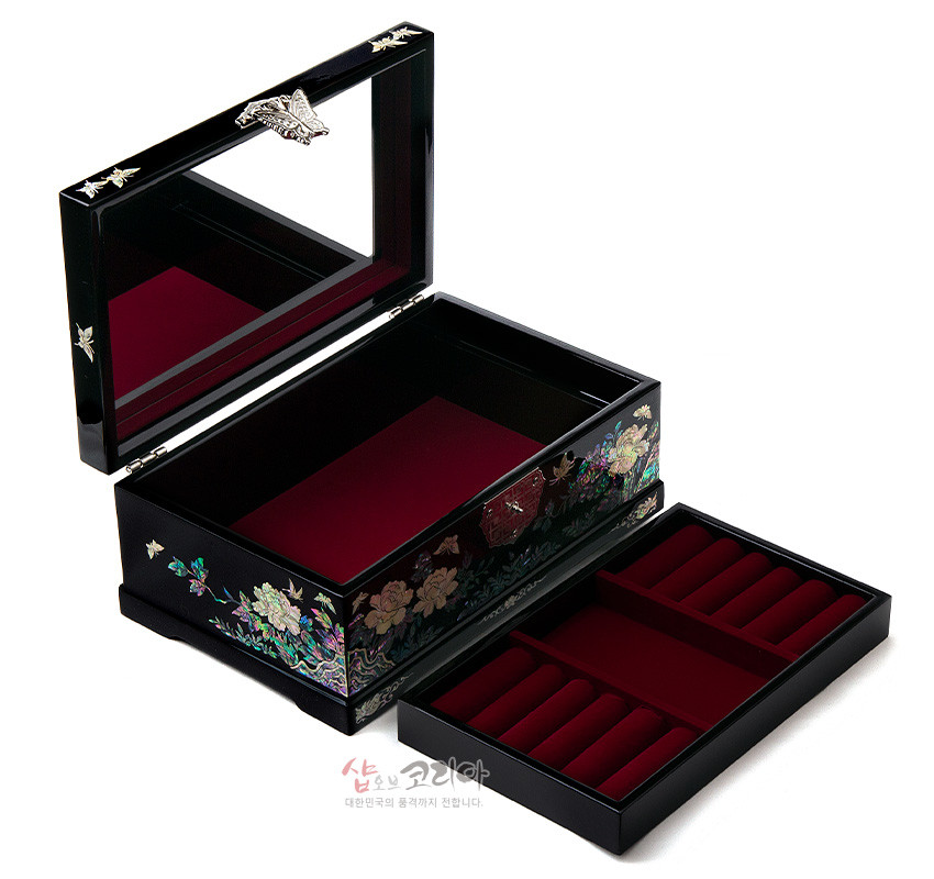 [텍스트: 샵오브코리아 대한민국의 품격까지 전합니다.] 흑색 옻칠 바탕 위 자개 상감으로 목단과 나비 문양을 정교하게 장식하고, 내부는 붉은 벨벳 재질로 마감한 직사각형 보석함 구성