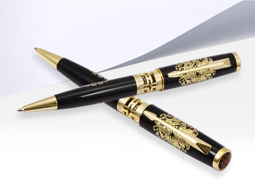 금필 곤룡포 볼펜 검은 바디 위 금색 곤룡포 자수 문양과 기하학 금속 장식이 결합된 고급스러운 금속 볼펜 디자인