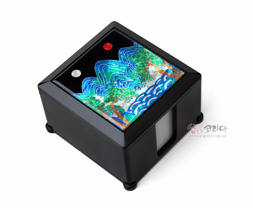 [텍스트: 샵오브코리아 대한민국의 혼 세계까지 전합니다.] 검은 옻칠 메모지함 상단에 청록·남색 자개 상감으로 표현된 일월오봉도와 파도, 적·백색 해와 달 문양이 빛나는 디자인