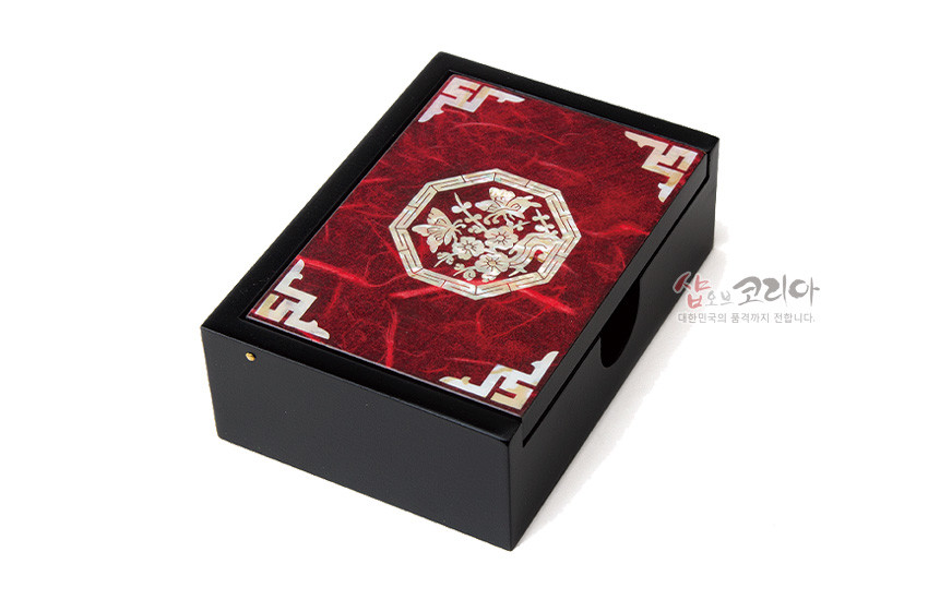 [텍스트: 샵오브코리아 대한민국의 품격까지 전합니다.] 붉은 한지 바탕 위 팔각 자개 매화 문양과 모서리 전통 상감무늬, 흑색 옻칠 나전칠기 사각 명함함 모습