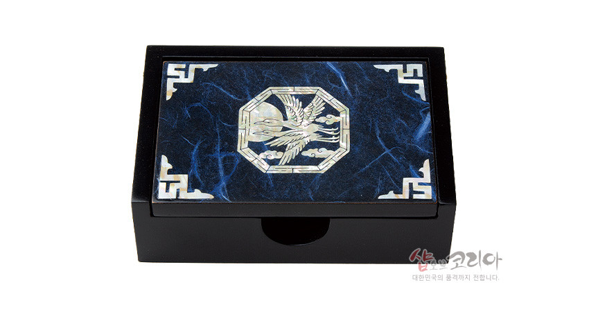 [텍스트: 샾오브코리아 대한민국의 품격까지 전합니다.] 짙은 남색 한지 바탕 위 자개 상감 청학 문양과 사각 기하학 테두리 장식이 돋보이는 직사각 나무 명함함 디자인