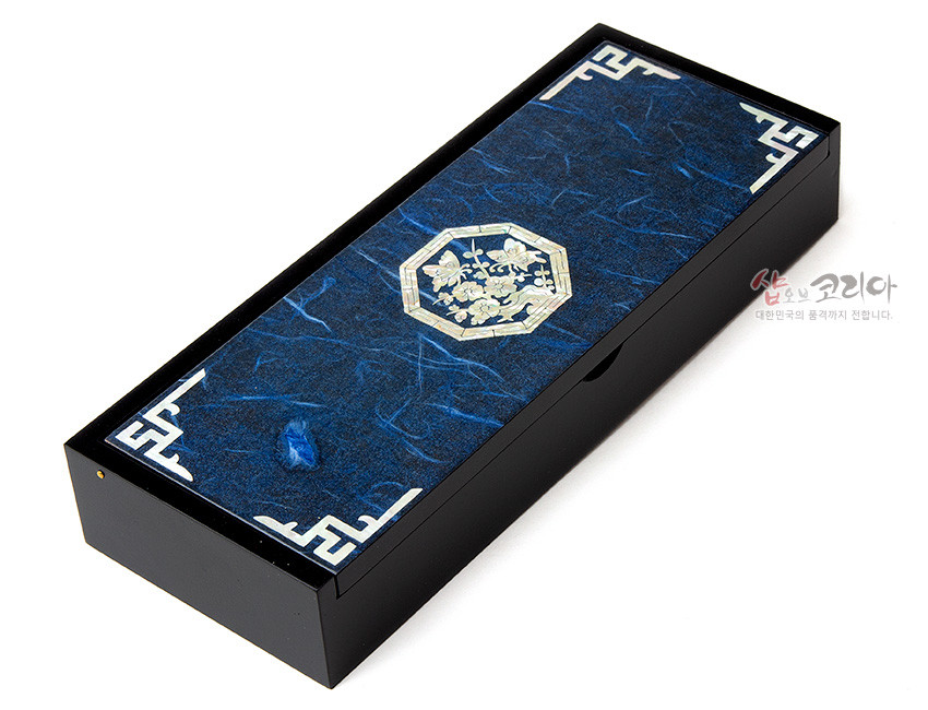 [텍스트: 샵오브코리아 대한민국의 품격까지 전합니다.] 청색 한지 표면 위 백색 자개 청매화와 나비 문양, 모서리 전통 기하학 장식이 더해진 직사각형 필함 디자인