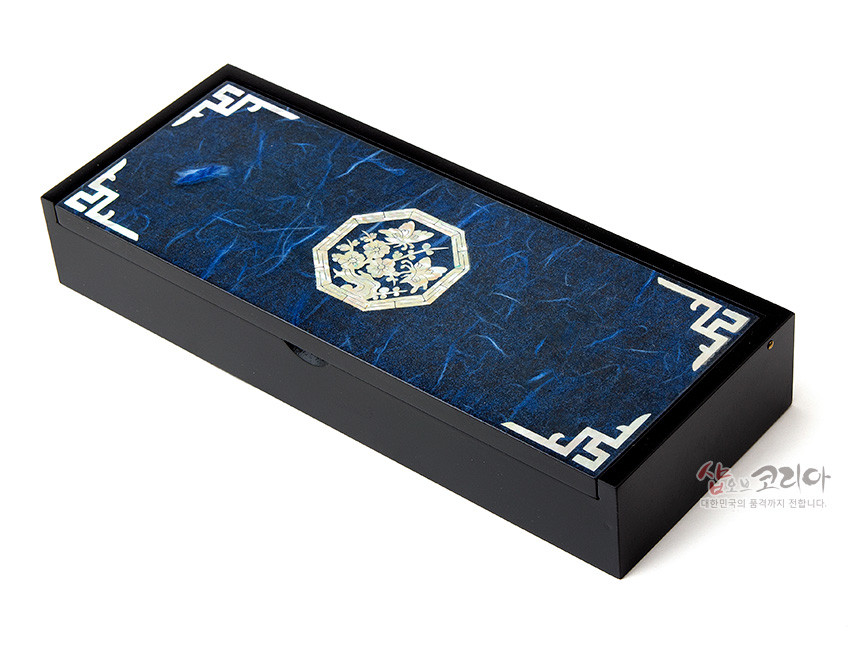 [텍스트: 샵오브코리아 대한민국의 품격까지 전합니다.] 짙은 청색 한지 위 백색 자개 청매화 팔각문양과 모서리 전통 기하학 문양이 장식된 직사각형 필함 디자인