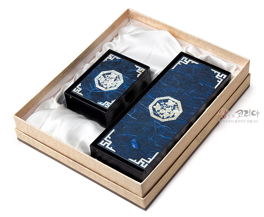 [텍스트: 샵오브코리아 대한민국의 품격까지 전합니다.] 청색 한지 바탕 위 자개 상감 청매화와 나비 문양, 백색 전통 기하학 모서리 장식이 더해진 필함·명함함 세트 이미지
