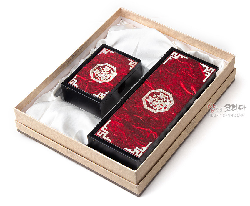 [텍스트: 샵오브코리아 대한민국의 품격까지 전합니다.] 붉은 한지 질감 바탕에 은빛 자개 매화 팔각 상감과 흑색 나무틀, 흰색 전통 기하학 모서리 문양이 조화된 필함·명함함 세트 구성