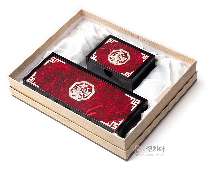 [텍스트: 샵오브코리아 대한민국의 품격까지 전합니다.] 붉은 한지 질감 위 은빛 자개 팔각 매화문과 백색 기하학 모서리 문양, 흑색 옻칠 테두리 필함·명함함 세트 구성