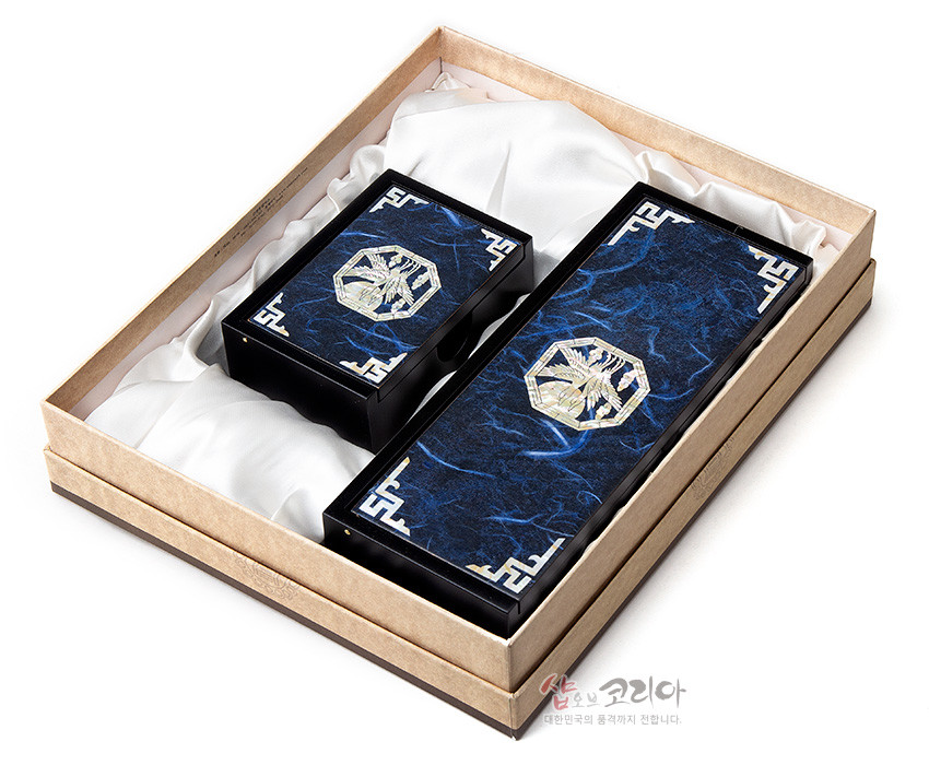 [텍스트: 샵오브코리아 대한민국의 품격까지 전합니다.] 짙은 청색 한지 바탕에 자개 상감 청학 문양과 흰색 전통 기하학 모서리 장식이 어우러진 필함·명함함 세트 이미지