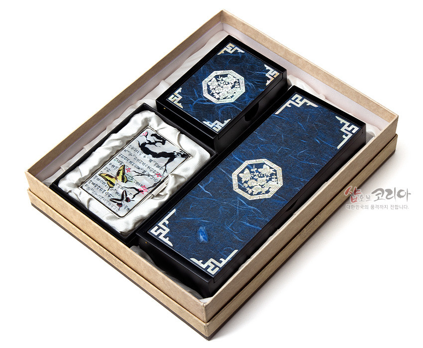 [텍스트: 샵오브코리아 / 대한민국의 품격까지 전달합니다.] 청색 한지 위 백색 자개 청매화와 전통 기하학 테두리 문양, 매화·나비·학과 서예문이 장식된 필함·명함함·명함케이스 세트 이미지