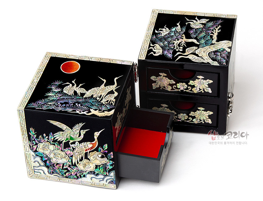 [텍스트: 샵오브코리아 대한민국의 품격까지 전합니다] 흑색 옻칠 바탕 위에 자개 상감으로 송학도와 소나무, 구름, 연꽃을 표현한 사각 쌍합함, 내부 붉은 색 대비가 돋보이는 구조