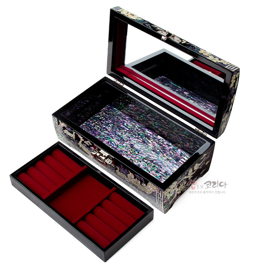 [텍스트: 샵오브코리아 대한민국의 품격까지 전합니다.] 흑색 옻칠 바탕에 자개 상감으로 화조와 꽃문양을 둘러 장식하고, 내부는 붉은 벨벳 보석 수납칸과 거울을 더한 직사각 보석함 이미지 설명