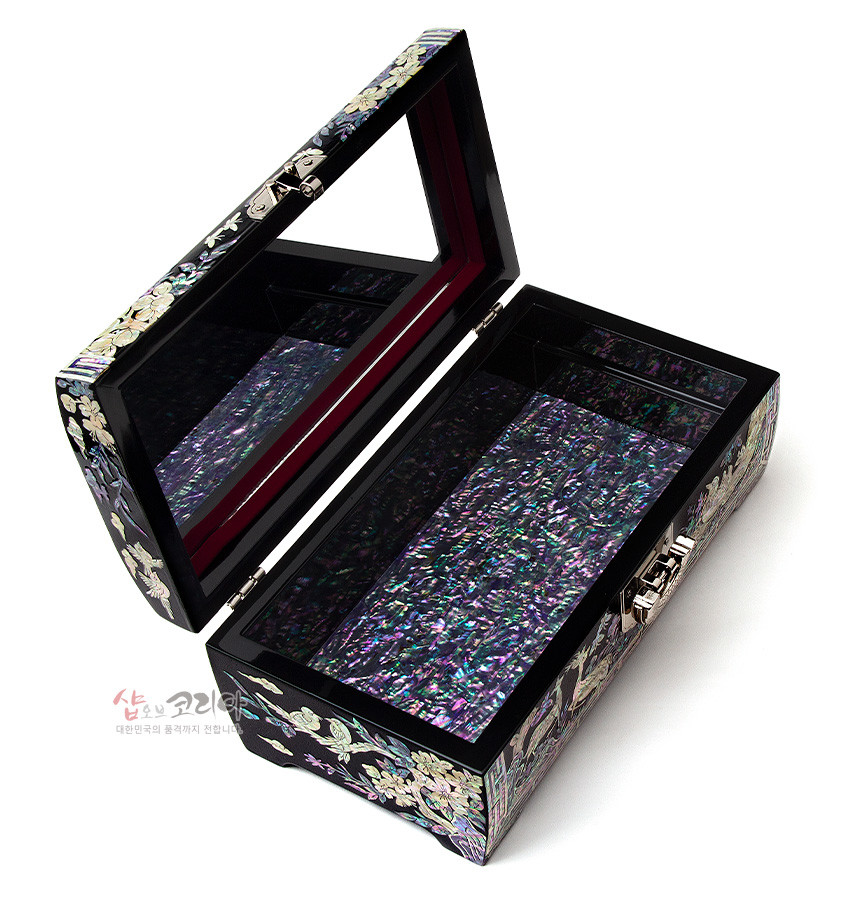 [텍스트: 샵오브코리아 대한민국의 문화까지 전합니다] 흑색 옻칠 바탕에 자개 상감 기법으로 화조와 꽃, 나비 문양을 장식하고 내부까지 오색 자개로 채운 금속 잠금 보석함 이미지설명