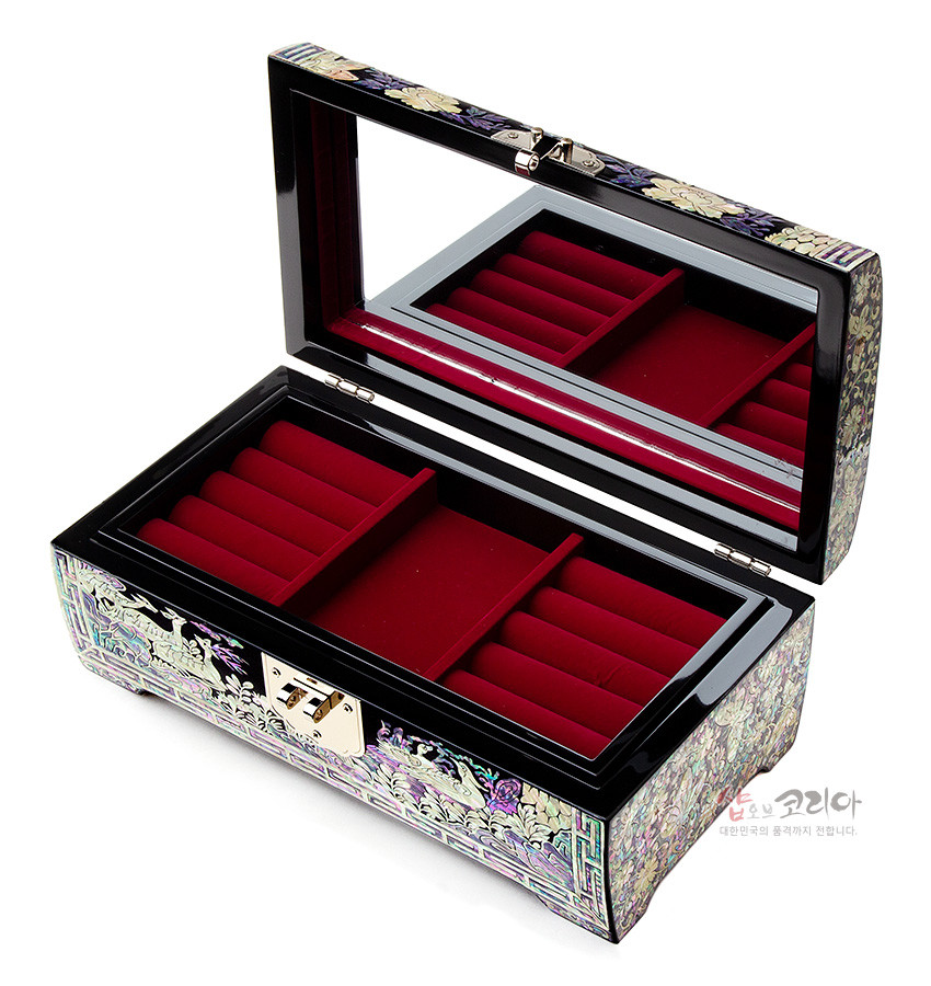 [텍스트: 샵오브코리아 대한민국의 품격까지 전합니다.] 흑색 옻칠 위 자개 상감으로 송학과 꽃문양을 장식하고, 내부는 붉은 벨벳 보석 수납공간과 거울로 구성된 나전칠기 보석함 이미지 설명
