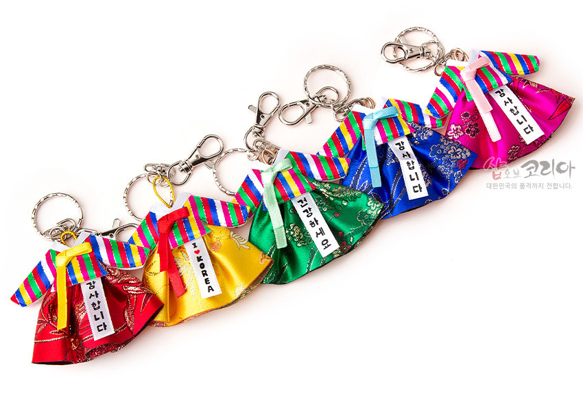 [텍스트: 감사합니다, I ♥ KOREA, 걱정하세요] 색동 소매와 비단 치마로 구성된 미니 한복 모양 금속 열쇠고리, 오방색과 전통 꽃문양 장식
