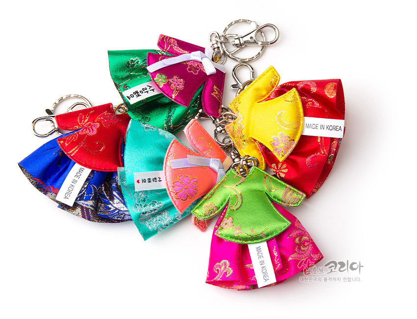 [텍스트: MADE IN KOREA] 비단 소재의 미니 당의 한복 열쇠고리, 금속 체인과 고리 장식, 다채로운 색상과 전통 꽃문양 직조가 돋보이는 구성