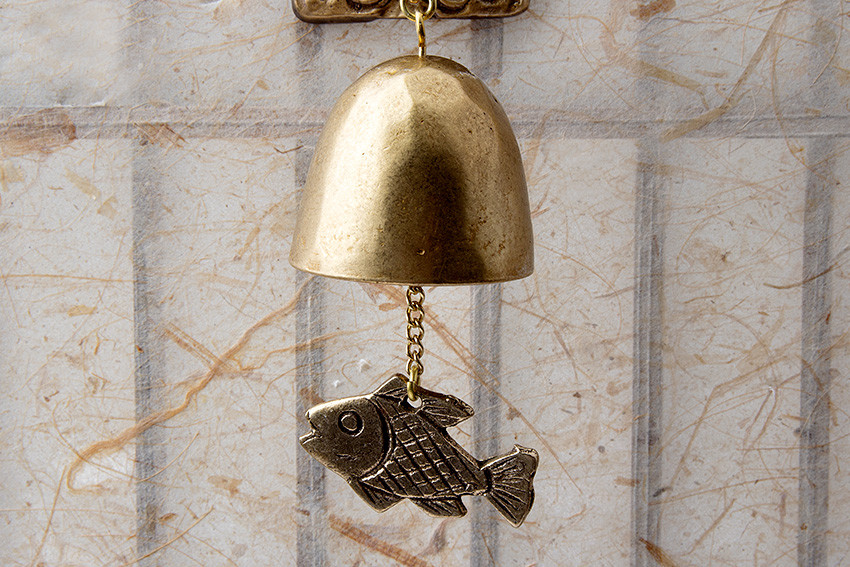 황동빛 금속 재질의 종 본체와 사슬로 연결된 물고기 모양 장식의 전통 문종, 자연스러운 금속 질감과 간결한 조형미가 돋보이는 인테리어 소품형 장식