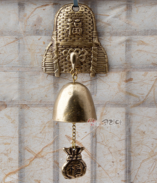 [텍스트: 福, 샵오브코리아] 황동빛 금속 소재의 전통 문종과 복주머니 장식, 섬세한 입체 문양과 매끈한 종 표면 대비가 돋보이는 인테리어 소품 형상