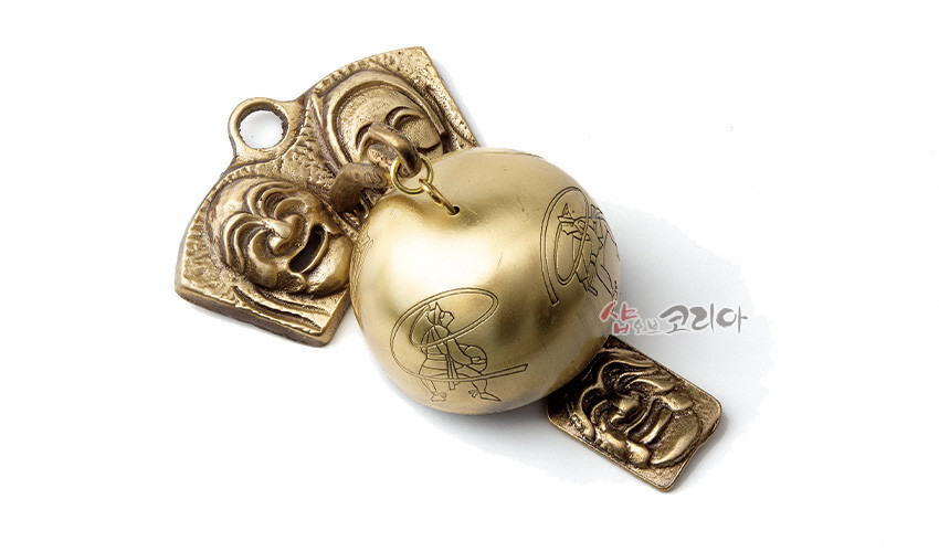 [텍스트: 샵오브코리아] 황동 재질의 구형 종에 풍물놀이 인물 선각 문양이 새겨지고, 상하단에 양반 부네탈 입체 조각 장식이 연결된 금속 풍경 구성