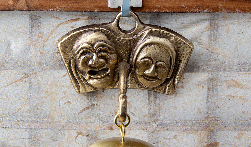 문종- 양반부네탈 황동 금속으로 입체 조각된 양반탈과 부네탈 장식이 부채 모양으로 배치된 상단 부분, 은은한 광택과 전통 분위기를 살린 풍경 장식 이미지