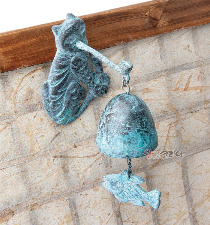 [텍스트: 샵오브코리아] 청동 재질에 청록색 산화 처리된 호랑이 형상 벽걸이 문종과 물고기 모양 추 장식, 거친 질감과 전통 문양이 돋보이는 인테리어 소품 이미지