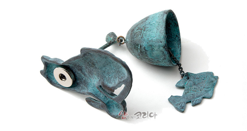 [텍스트: 샵오브코리아] 청동 재질의 벽걸이 문종, 청녹색 산화 처리된 호랑이 형상과 물고기 모양 추 장식, 거친 질감과 녹청 색조가 어우러진 전통 풍경 디자인