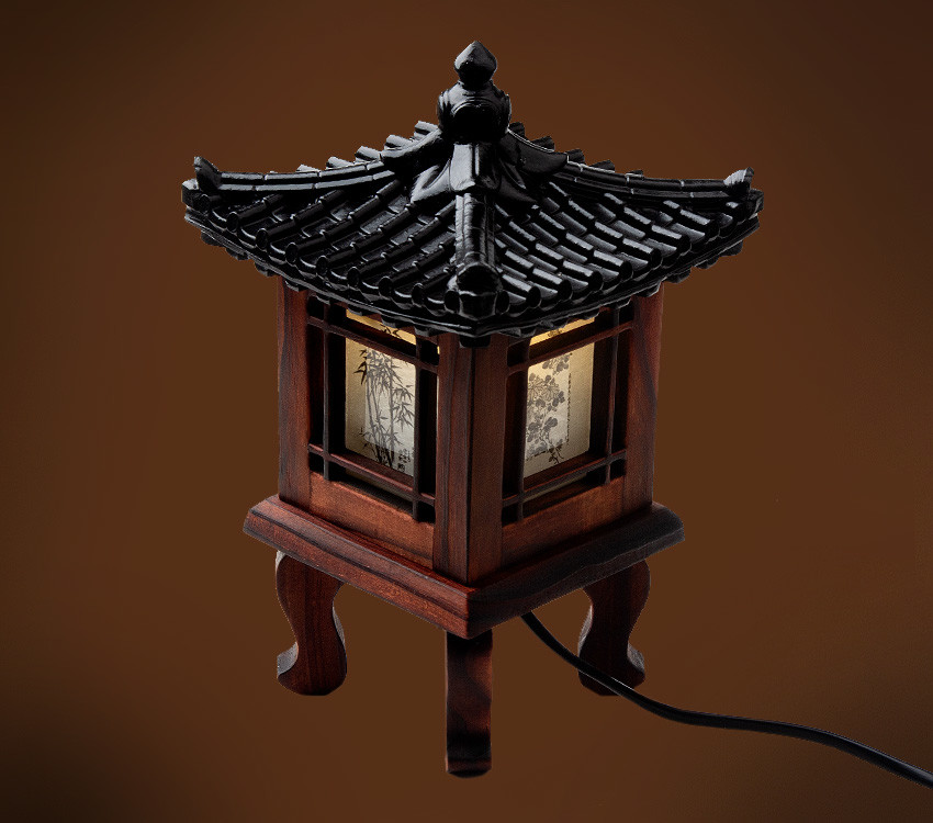 [텍스트: 없음] 짙은 갈색 목재 구조와 흑색 전통 기와지붕 조합, 반투명 창호지에 흑백 대나무 사군자 문양이 비치는 정자 형태 좌등 모습