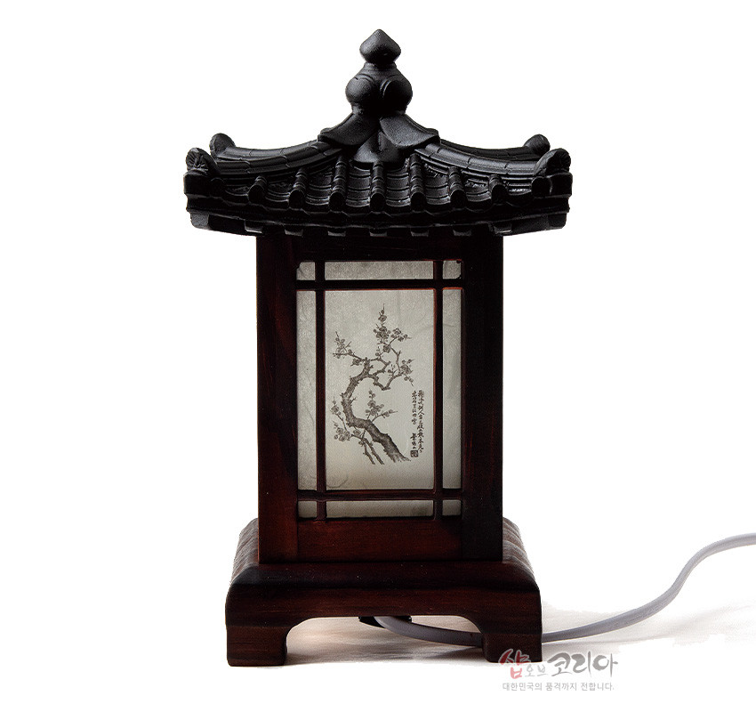 [텍스트: 샵오브코리아 대한민국의 품격까지 전합니다.] 짙은 갈색 목재와 기와 지붕 형식, 한지에 인쇄된 매화 수묵화와 한자 서체가 조화를 이루는 전통 좌등 디자인