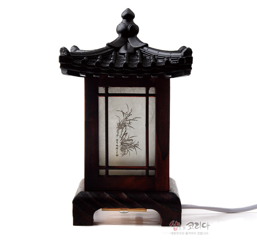 [텍스트: 샵오브코리아 대한민국의 품격까지 전합니다.] 짙은 갈색 목재와 곡선 기와 지붕, 한지 창에 사군자 수묵화와 세로 한자 문양이 어우러진 사각 미니 좌등 디자인
