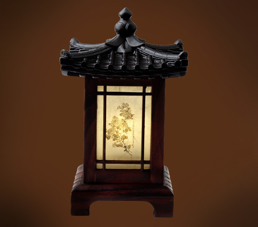 [텍스트: (한지에 작은 한자 필기)] 짙은 갈색 목재 구조와 검은색 기와 지붕, 반투명 한지에 사군자 수묵화와 한자 필기가 은은히 비치는 전통 좌등 장식