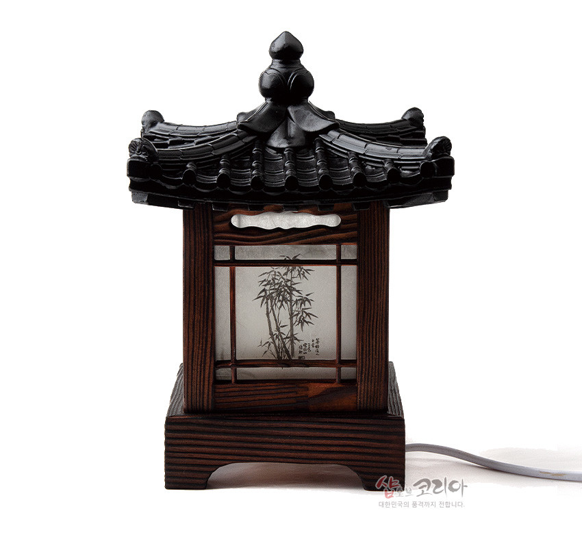 [텍스트: 샵오브코리아 대한민국의 품격까지 전합니다.] 흑색 기와 지붕과 원목 좌대, 한지 창살에 수묵 사군자 대나무 문양이 조화된 전통 좌등 디자인