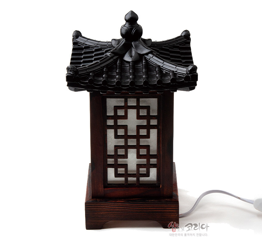 [텍스트: 샵오브코리아 대한민국의 품격까지 전합니다.] 짙은 갈색 목재와 흰 한지 대비, 기와 지붕 형상 위에 완자문 격자 창살이 어우러진 전통 미니 좌등 디자인