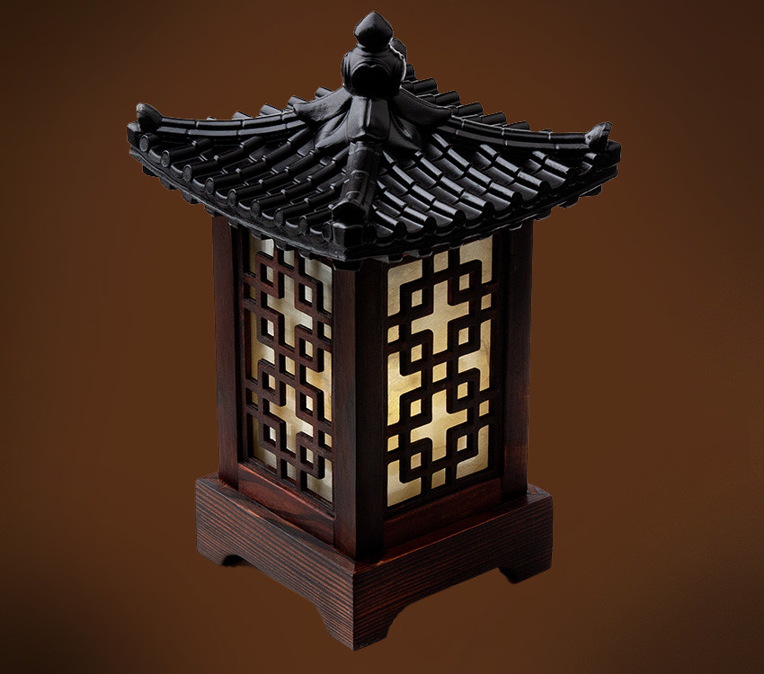 짙은 갈색 목재와 검은 기와 지붕 조합, 한지 위에 완자문 격자 창살을 올린 사각 형태 전통 미니 좌등 디자인