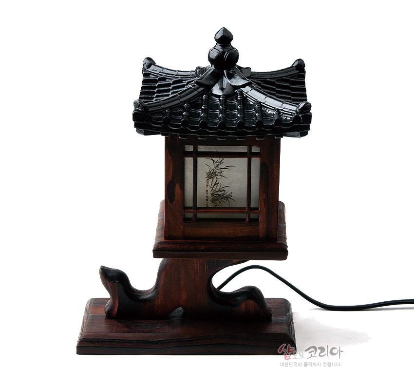 [텍스트: 샵오브코리아 대한민국의 품격까지 전합니다.] 짙은 갈색 나무와 검은 기와 지붕 조합, 반투명 창호지에 사군자 매화 대나무 수묵화와 한자 필선 장식 전통 좌등 형태의 조명 등잔 표현